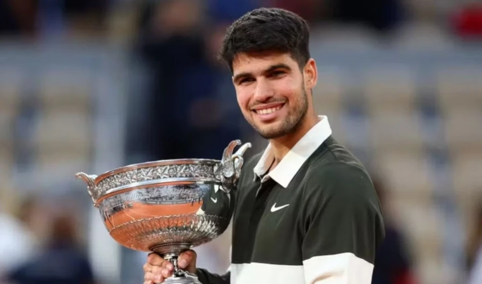 Alcaraz vence a Sinner y mantiene dominio en Roland Garros. Alcaraz vence a Sinner y mantiene dominio en Roland Garros.