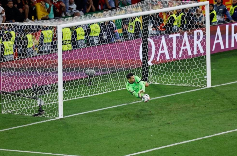 Diogo Costa destaca desde la tanda de penaltis y es protagonista en triunfo de Portugal.