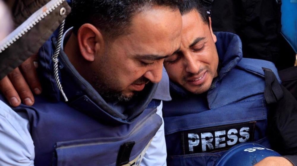 Colegas lloran la muerte del periodista palestino Hassan Aslih, asesinado en un ataque israelí contra el hospital Nasser, mientras se recuperaba de un ataque anterior.