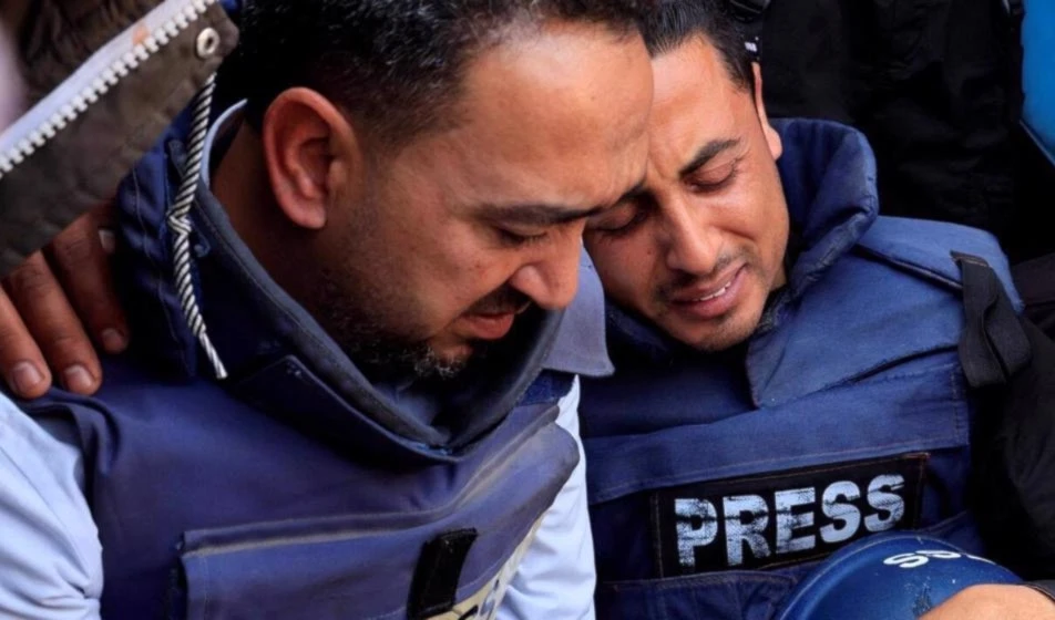 Colegas lloran la muerte del periodista palestino Hassan Aslih, asesinado en un ataque israelí contra el hospital Nasser, mientras se recuperaba de un ataque anterior. Colegas lloran la muerte del periodista palestino Hassan Aslih, asesinado en un ataque israelí contra el hospital Nasser, mientras se recuperaba de un ataque anterior.