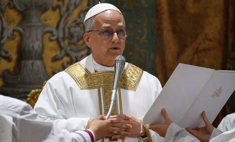 Papa León XIV pronunciando un mensaje enérgico contra el nacionalismo político durante la misa dominical en la plaza de San Pedro.