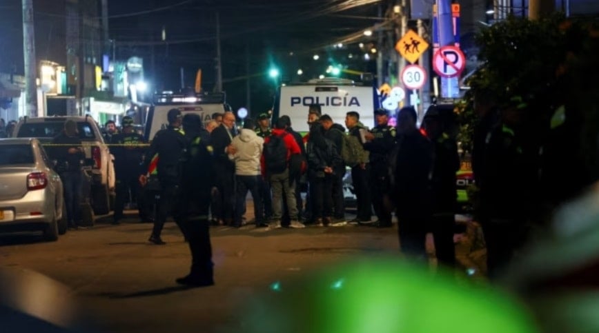 Policías resguardan la zona donde Miguel Uribe Turbay fue baleado durante un acto de campaña, en Bogotá. Foto: Reuters