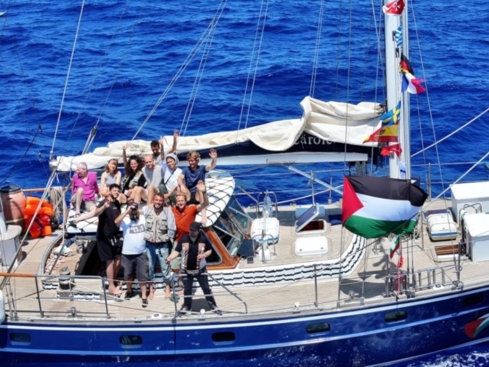 El barco Madeleine transporta a 12 activistas propalestinos.