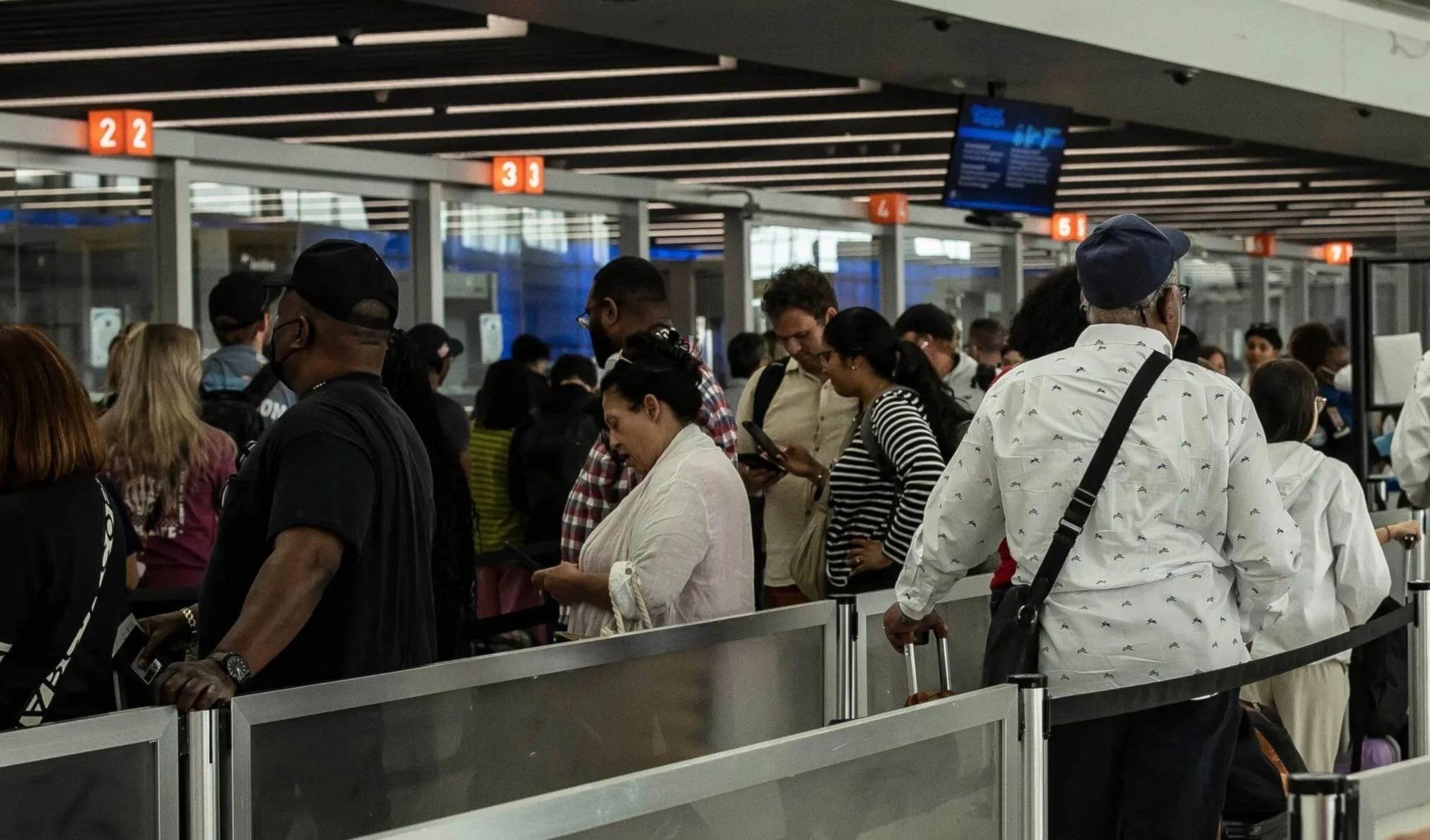 Entra en vigor nueva prohibición de viajes de EE.UU.contra 12 países