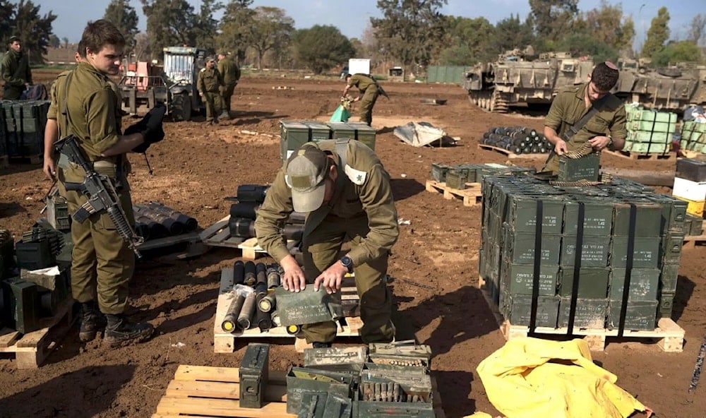 Soldados israelíes preparan munición en una zona de concentración cerca de Gaza. Foto: Alamy