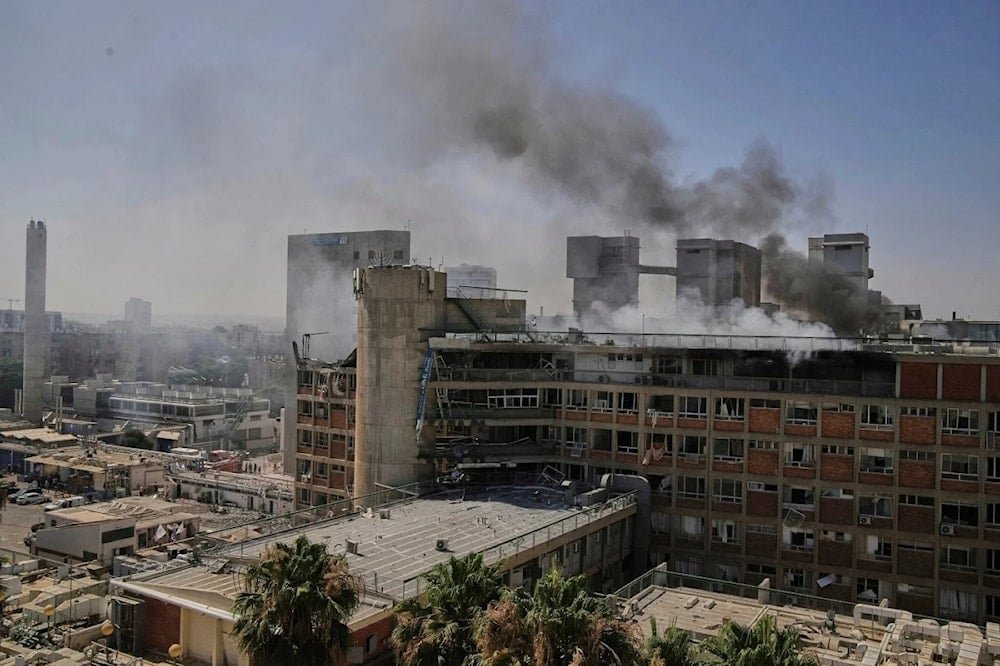 Humo se eleva sobre seis laboratorios de investigación de la Universidad Ben Gurion en Beersheba.