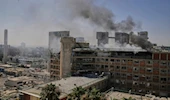 Humo se eleva sobre seis laboratorios de investigación de la Universidad Ben Gurion en Beersheba.