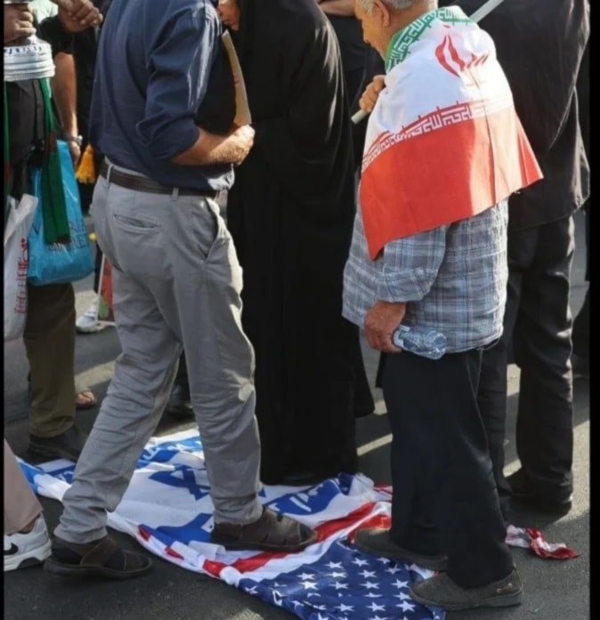 Dos iraníes pisan las banderas de Estados Unidos e 
