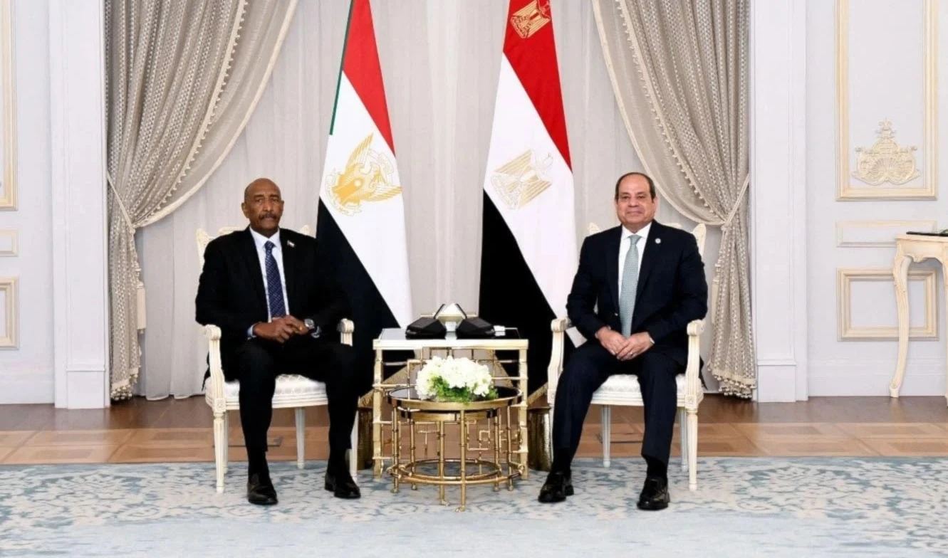 El presidente de Egipto, Abdel Fattah El-Sisi, y el presidente del Consejo de Soberanía de Transición de Sudán, Abdel Fattah al-Burhan.