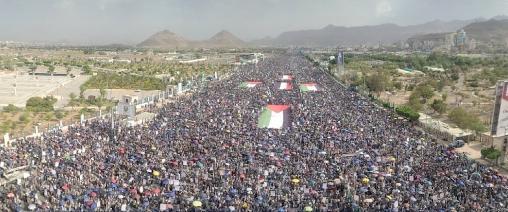 Un millón de yemenitas marchan en la plaza Sabeen de Saná en apoyo a Gaza.