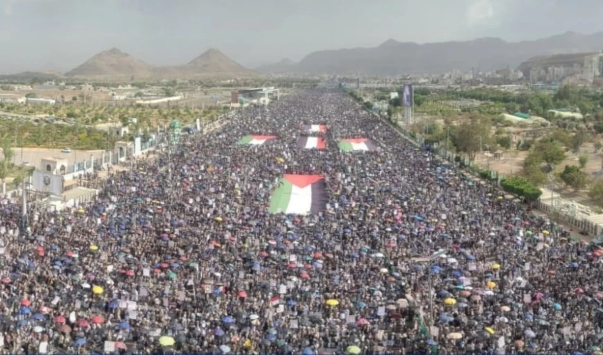 Un millón de yemenitas marchan en la plaza Sabeen de Saná en apoyo a Gaza.