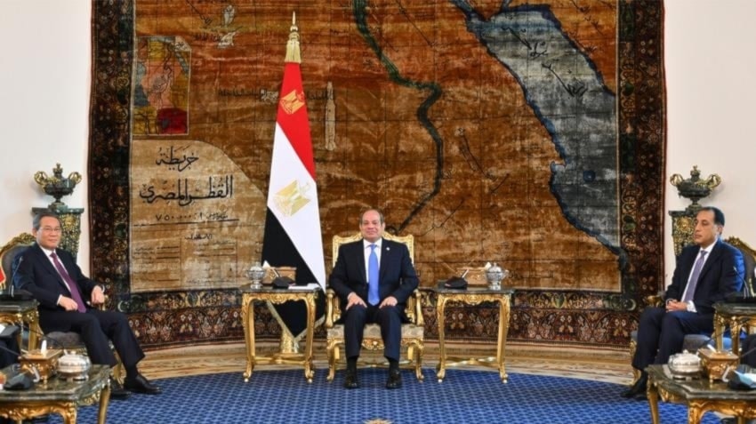 El presidente de Egipto, Abdel Fattah El Sisi, recibe al primer ministro de China,  Li Qiang.