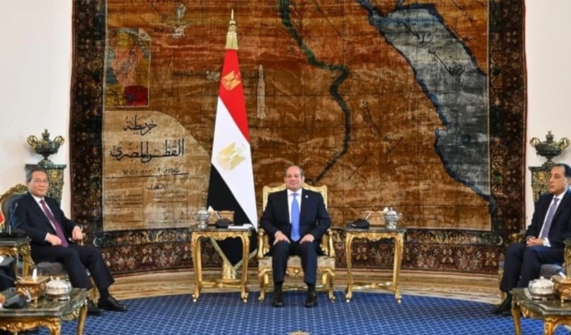 El presidente de Egipto, Abdel Fattah El Sisi, recibe al primer ministro de China,  Li Qiang. El presidente de Egipto, Abdel Fattah El Sisi, recibe al primer ministro de China,  Li Qiang.