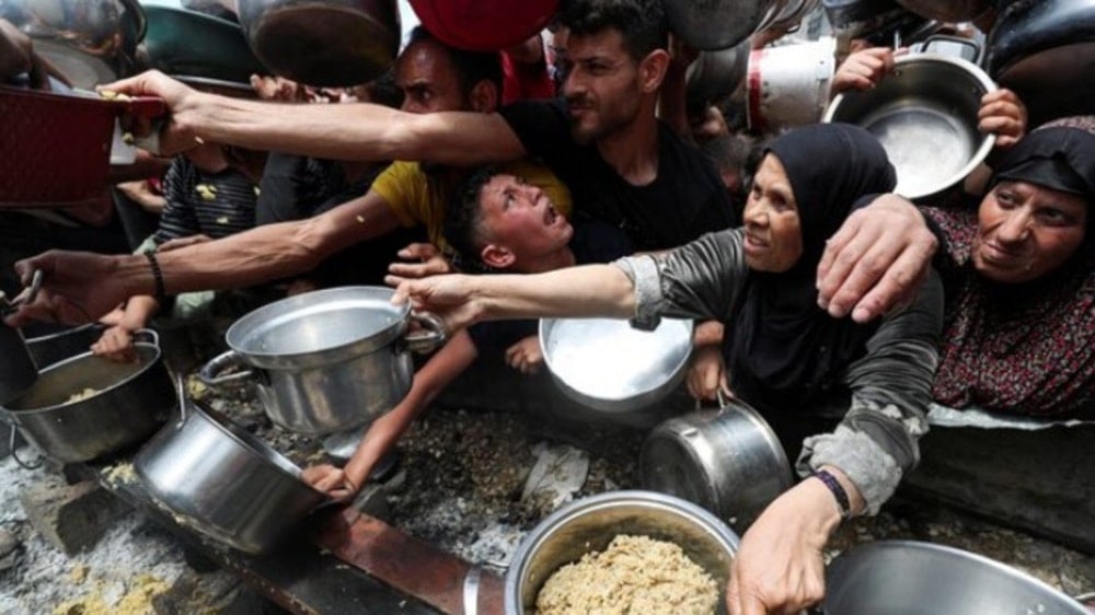 Palestinos esperan para recibir alimentos cocinados en Jabalia, en el norte de la Franja de Gaza. Foto: Reuters