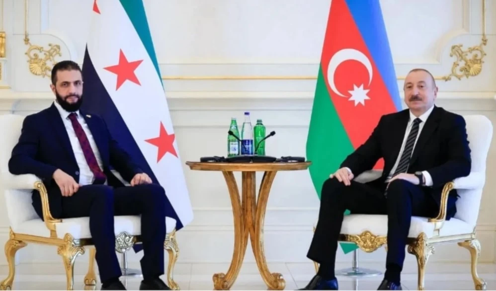 El presidente de Azerbaiyán, Ilham Aliyev, recibe el presidente interino de Siria, Ahmed Al Sharaa.