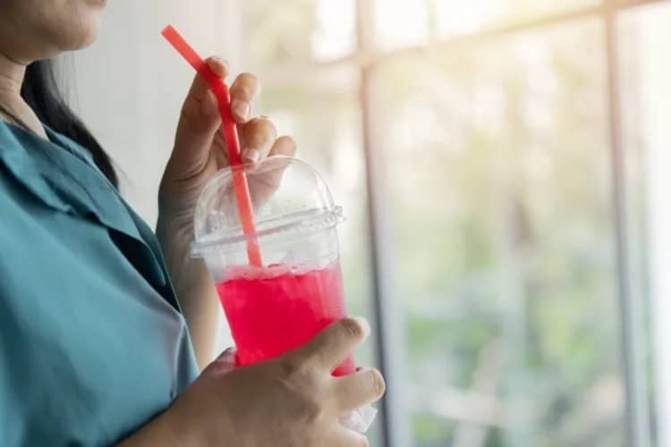 Las bebidas azucaradas tienen mayor riesgo para la salud que las comidas. Foto: Getty Images.