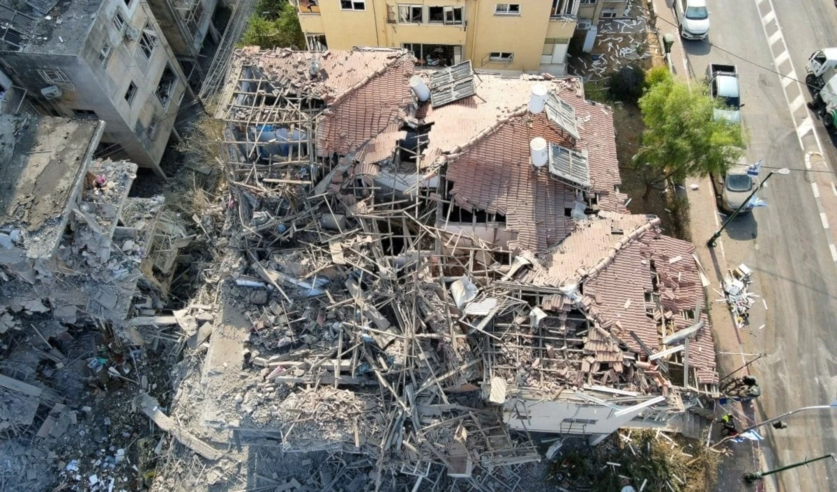 Efectos del bombardeo iraní contra Ramat Gan, al este de "Tel Aviv".