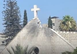 Daños provocados por el ejército israelí a la iglesia católica de la Sagrada Familia en Gaza.