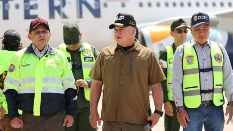 Cabello denuncia persecución de migrantes venezolanos en EE. UU. y exige justicia.