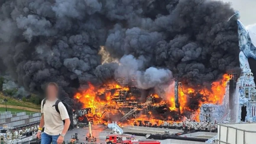 Incendio arrasó con escenario de Tomorrowland antes de su inicioEscenario principal del festival en llamas. Foto: Getty Images.