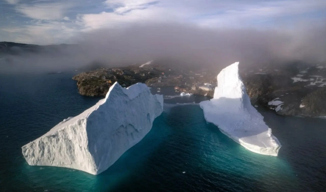 Icebergs peligrosamente cerca de la costa el 8 de julio. Foto: Dennis Lehtonen / SWNS. Icebergs peligrosamente cerca de la costa el 8 de julio. Foto: Dennis Lehtonen / SWNS.