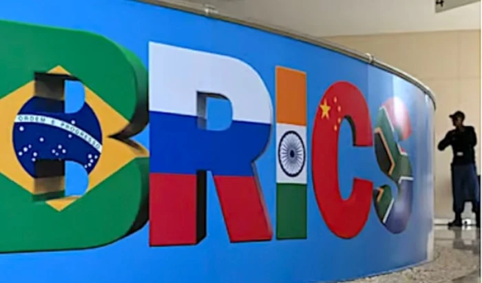 Brasil, Rusia, India, China y Sudáfrica fueron los miembros fundadores del grupo BRICS, compuesto hoy por 10 naciones en total. Brasil, Rusia, India, China y Sudáfrica fueron los miembros fundadores del grupo BRICS, compuesto hoy por 10 naciones en total.