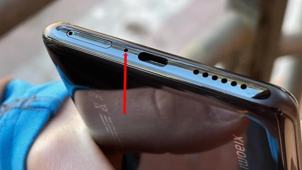 ¿Para qué sirve el orificio junto al puerto de carga del celular?