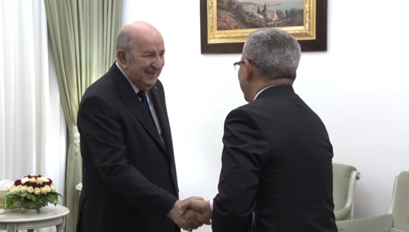 El presidente de Argelia, Abdelmadjid Tebboune, saluda al ministro venezolano Julio César León Heredia.