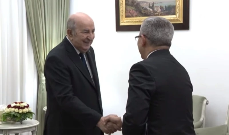 El presidente de Argelia, Abdelmadjid Tebboune, saluda al ministro venezolano Julio César León Heredia.