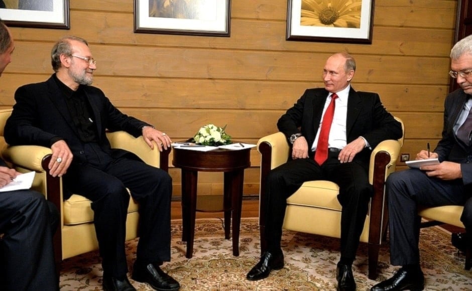 El presidente de Rusia, Vladimir Putin, y el asesor del líder supremo de la Revolución y de la República Islámica de Irán, Ali Lajirani.. 
