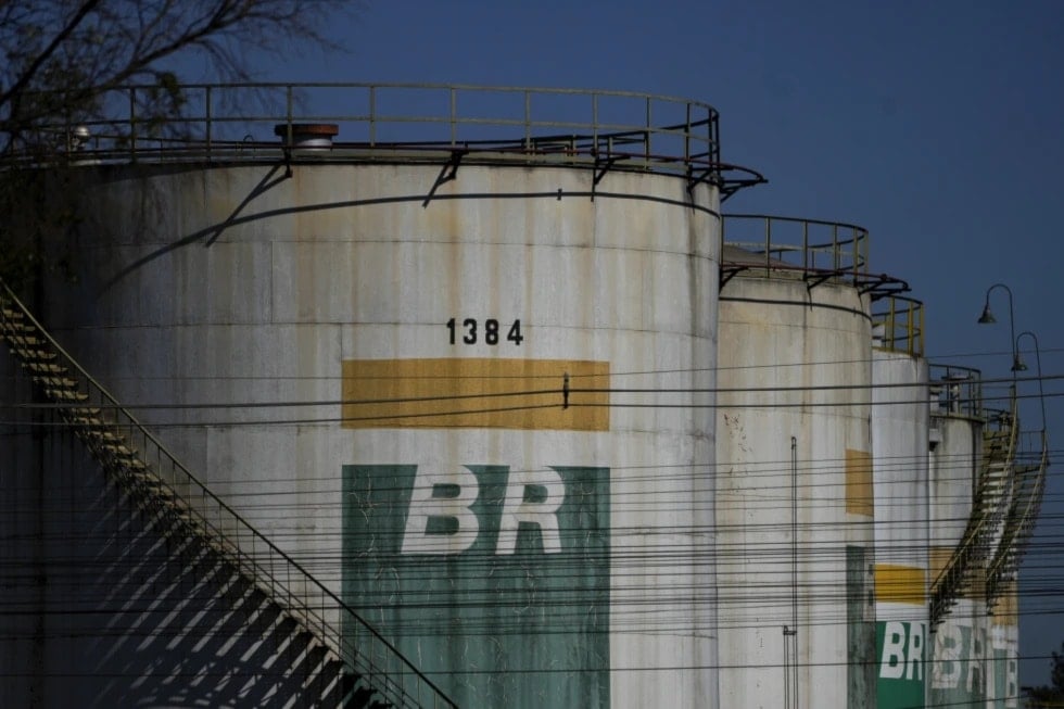 Tanques contenedores del Centro de Distribución de Petrobras en Brasilia, Brasil. 15 de mayo de 2024. (Foto: AP)