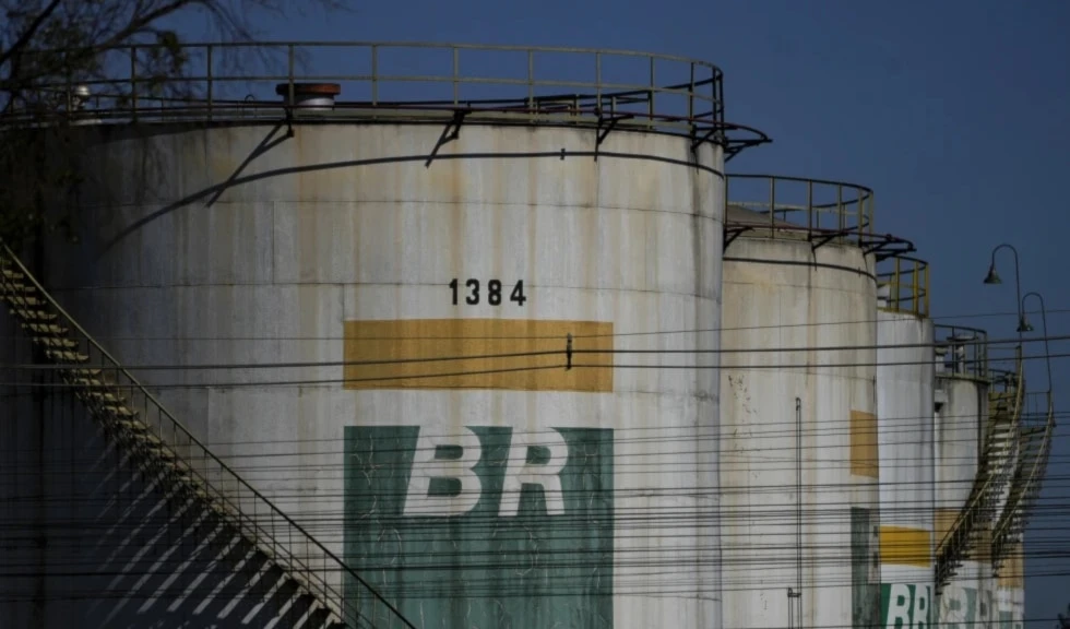 Tanques contenedores del Centro de Distribución de Petrobras en Brasilia, Brasil. 15 de mayo de 2024. (Foto: AP)