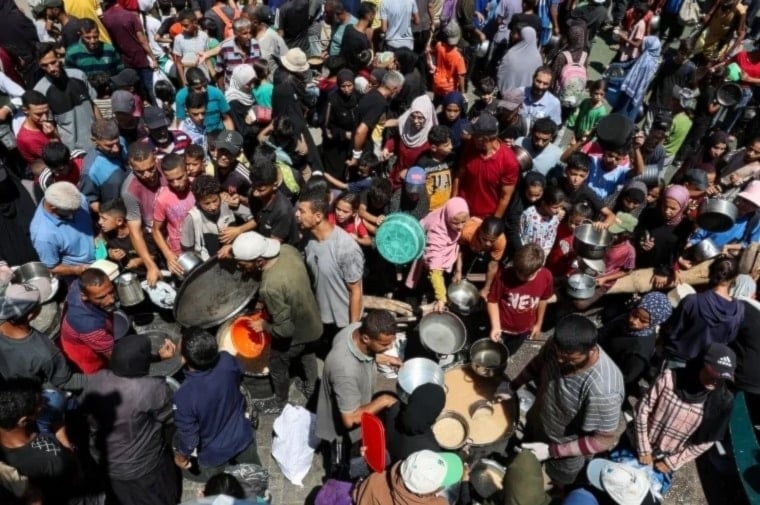 Palestinos se reúnen para recibir alimentos de un comedor social, en medio de una crisis de hambre en Gaza. 20 de julio de 2025 (Foto: Reuters)