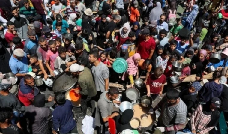 Palestinos se reúnen para recibir alimentos de un comedor social, en medio de una crisis de hambre en Gaza. 20 de julio de 2025 (Foto: Reuters)
