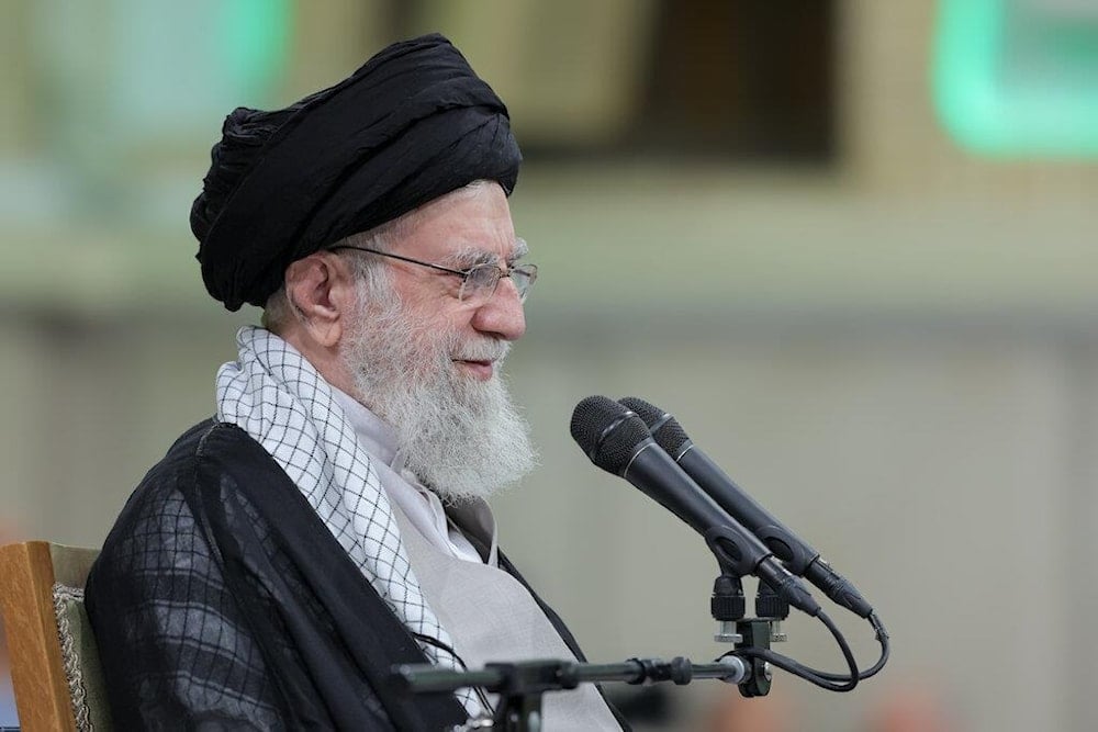La respuesta al martirio debe traducirse en mayor compromiso nacional, expresó el líder iraní. 