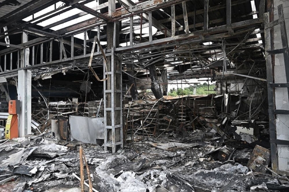 Daños causados por un incendio provocado por el bombardeo de artillería camboyana en la provincia fronteriza tailandesa de Sisaket. 25 de julio de 2025 (Foto: AFP)   