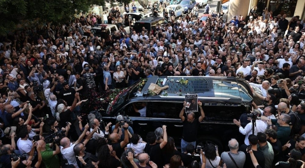 Una multitud acompaña a Ziad Rahbani en el centro de Beirut. (Foto: AFP) 