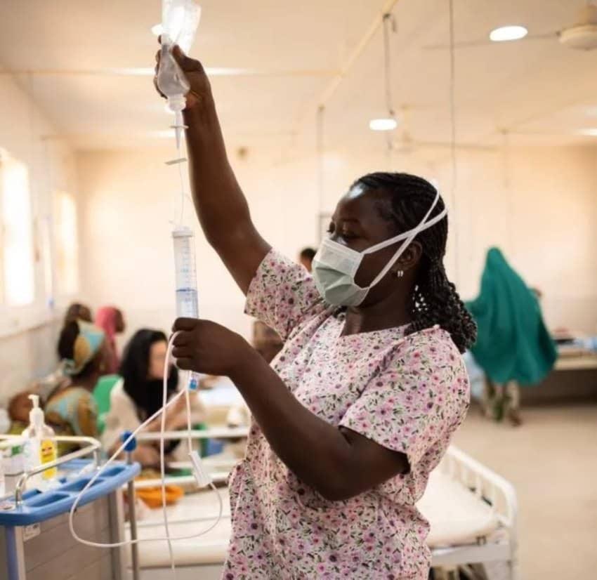 La enfermera Florence prepara una solución de rehidratación para un niño en el centro de alimentación terapéutica de Katsina. Foto: Zoe Bennell/MSF.