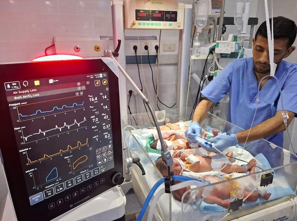 Varios bebés comparten una incubadora en la unidad de cuidados intensivos neonatales del hospital Al-Helou en el norte de Gaza, Palestina, julio de 2025.