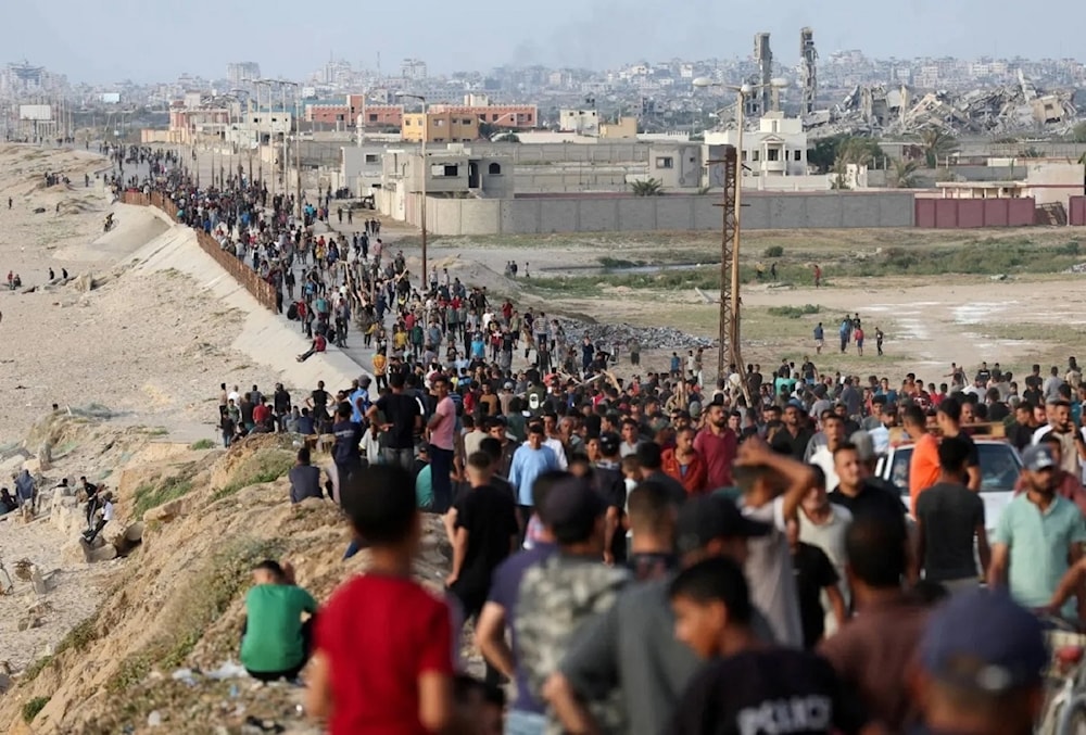 Palestinos esperan ayuda en la Franja de Gaza.