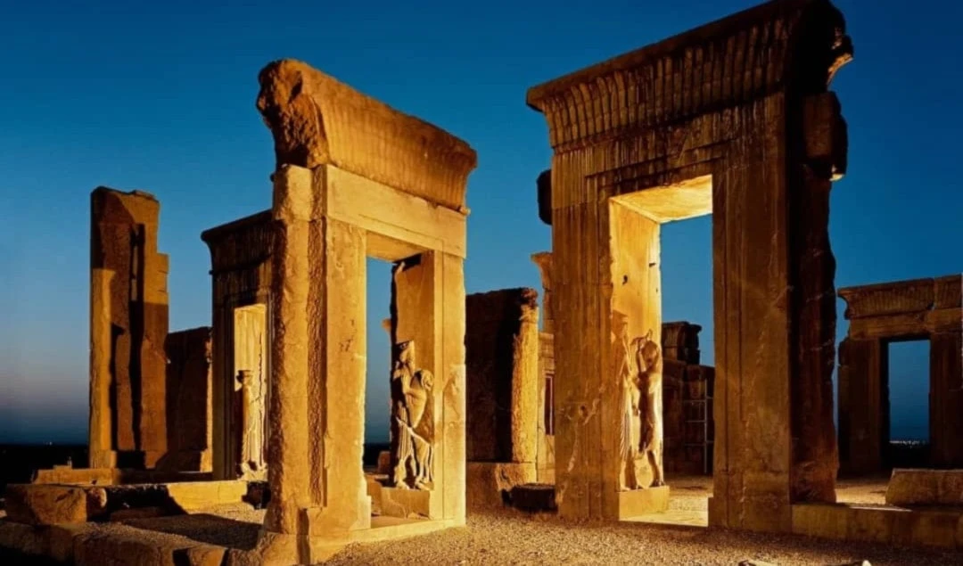 Puertas monumentales del palacio de Darío, uno de los símbolos del patrimonio iraní. Foto: National Geographic. Puertas monumentales del palacio de Darío, uno de los símbolos del patrimonio iraní. Foto: National Geographic.