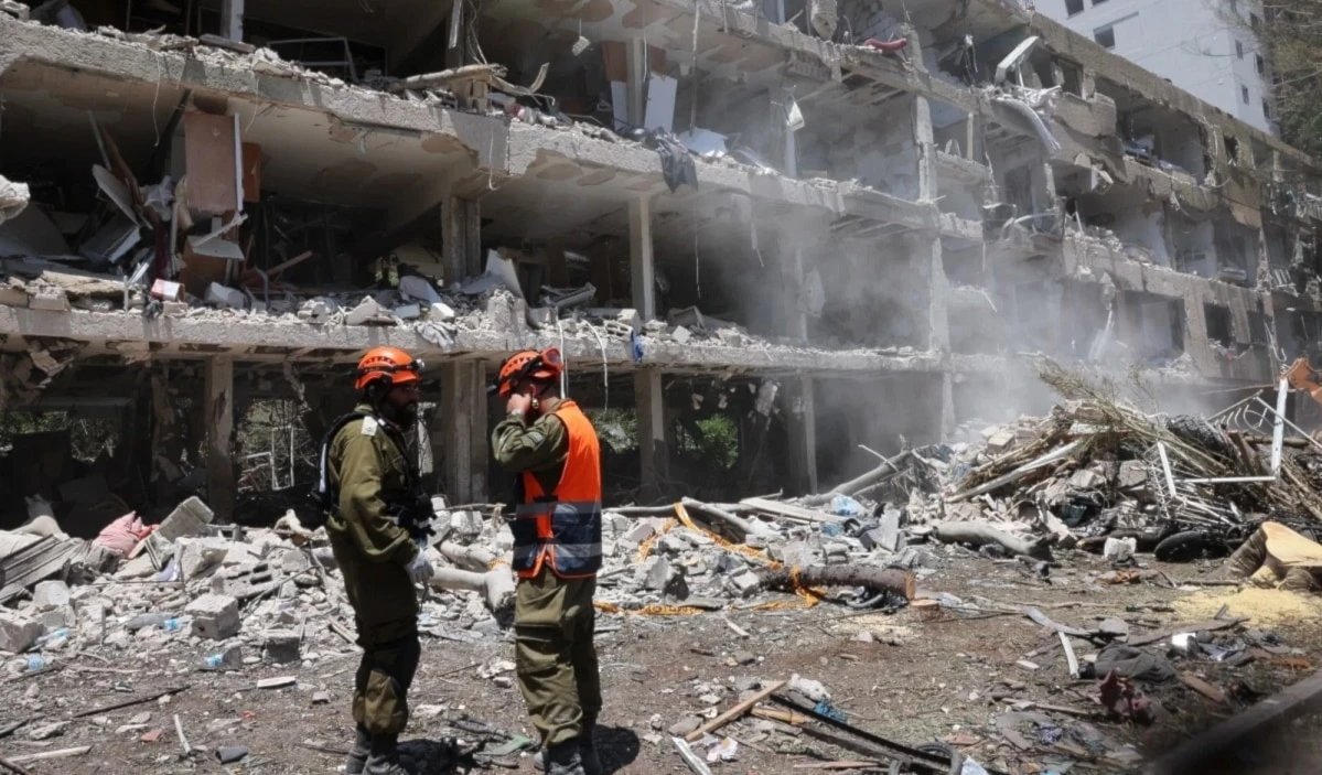 Edificio destruido en Ramat Aviv, "Tel Aviv", por el impacto de misiles iraníes. Edificio destruido en Ramat Aviv, "Tel Aviv", por el impacto de misiles iraníes.