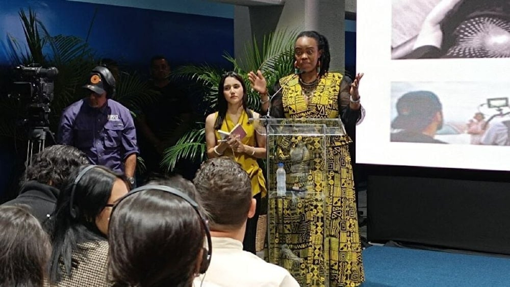 La delegada de Sudáfrica, Nonkululeko Patricia Mantula condena la narrativa occidental contra Venezuela.