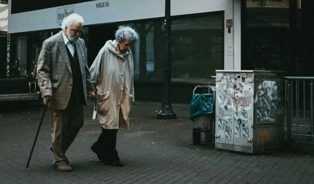 El envejecimiento del organismo humano se acelera alrededor de los 50 años. Foto: Unsplash.