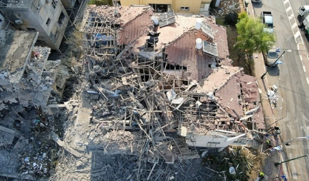 Consecuencia de uno de los bombardeos iraníes a "Tel Aviv" en el marco de la operación Promesa Veraz 3. (Foto: AFP)