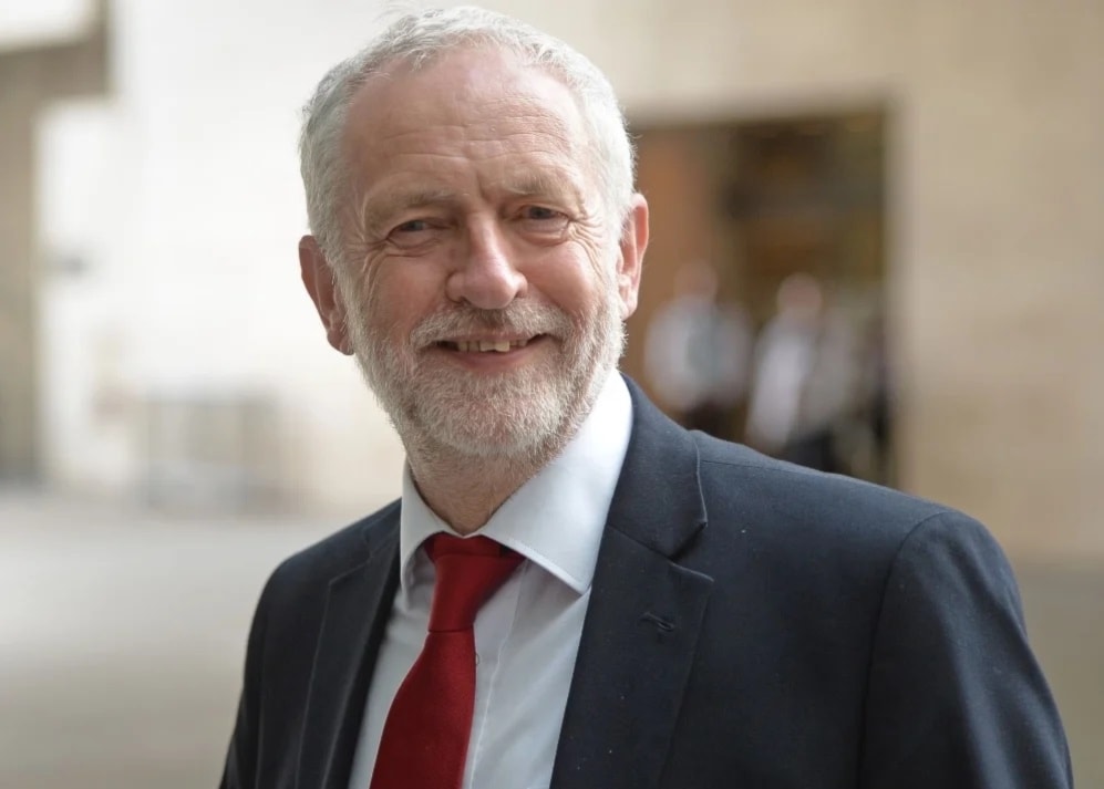 El exlíder laborista Jeremy Corbin pidió investigar si el Reino Unido incurrió en violaciones del derecho internacional humanitario.