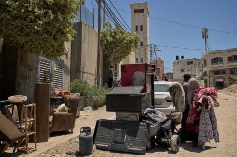 Palestinos con sus pertenencias en la calle después que las fuerzas israelíes le demolieran sus casas ubicadas en Tulkarem, Cisjordania. (Foto: AP) 