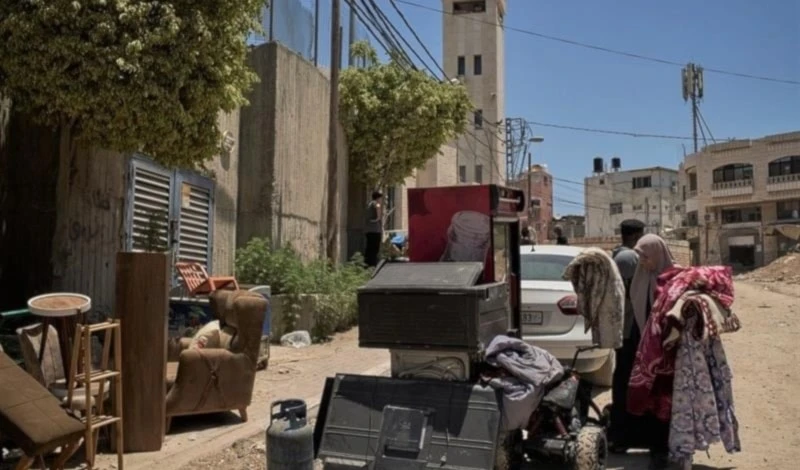 Palestinos con sus pertenencias en la calle después que las fuerzas israelíes le demolieran sus casas ubicadas en Tulkarem, Cisjordania. (Foto: AP) Palestinos con sus pertenencias en la calle después que las fuerzas israelíes le demolieran sus casas ubicadas en Tulkarem, Cisjordania. (Foto: AP)