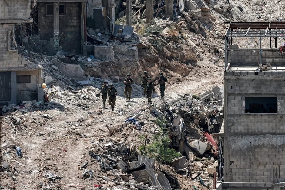 Soldados israelíes en Tulkarem, Cisjordania, tras demoler carreteras y destruir infraestructuras, el 3 de julio de 2025 (AFP)