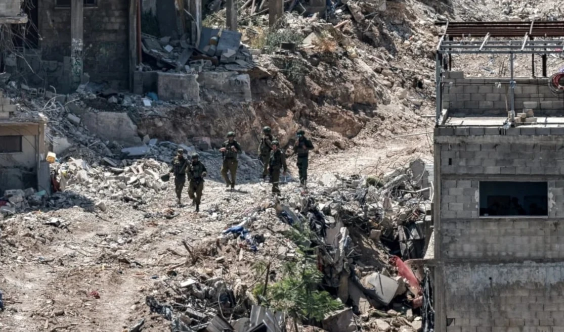 Soldados israelíes en Tulkarem, Cisjordania, tras demoler carreteras y destruir infraestructuras, el 3 de julio de 2025 (AFP) Soldados israelíes en Tulkarem, Cisjordania, tras demoler carreteras y destruir infraestructuras, el 3 de julio de 2025 (AFP)